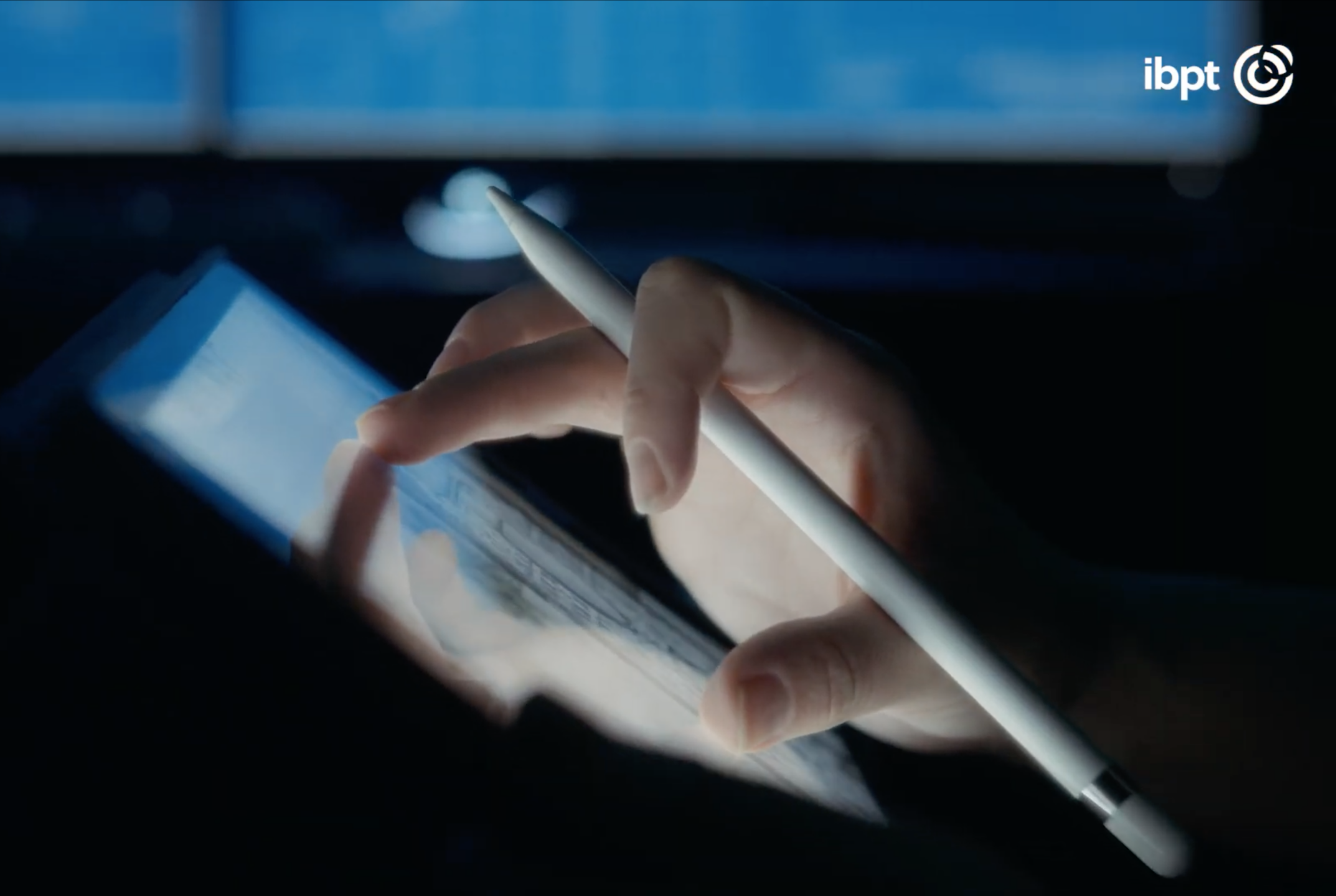 Foto van een tablet, waarop te zien is hoe iemand met zijn hand een object op het scherm vergroot 